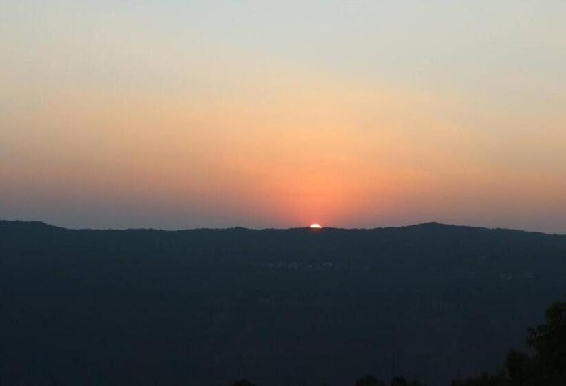 Premium room w/ mountain view, Mahabaleshwar Fragrance