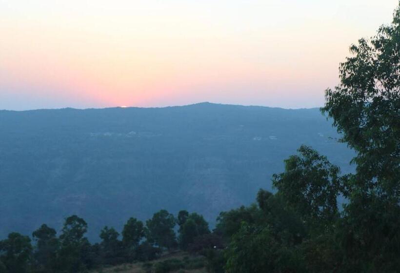 Premium room w/ mountain view, Mahabaleshwar Fragrance