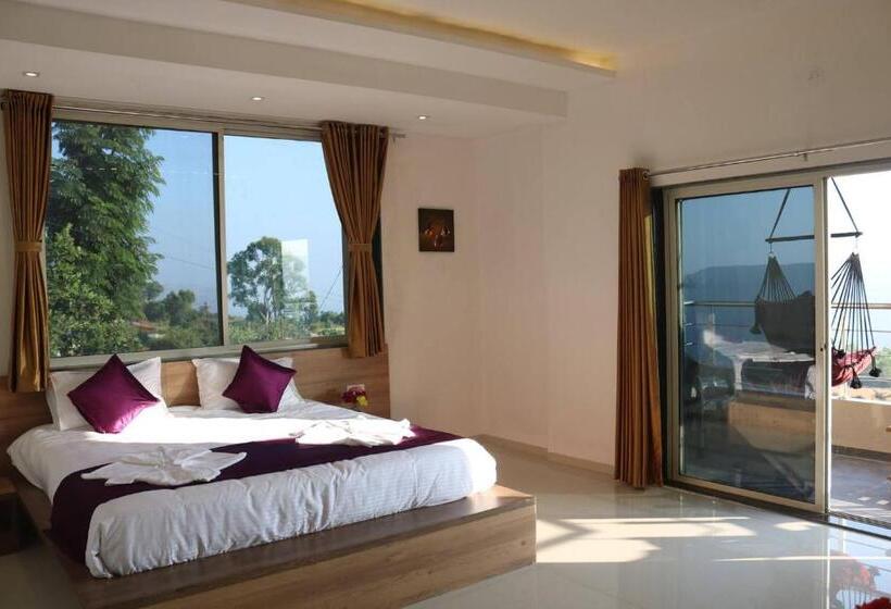 Premium room w/ mountain view, Mahabaleshwar Fragrance