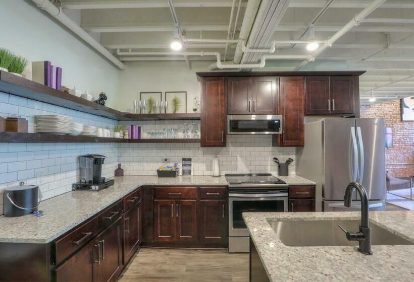 سوییت, Studio 154 Luxury