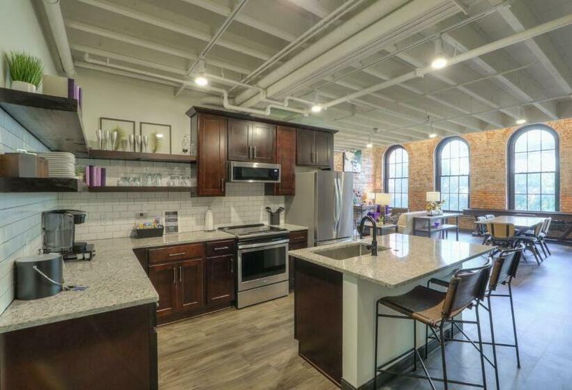 سوییت, Studio 154 Luxury