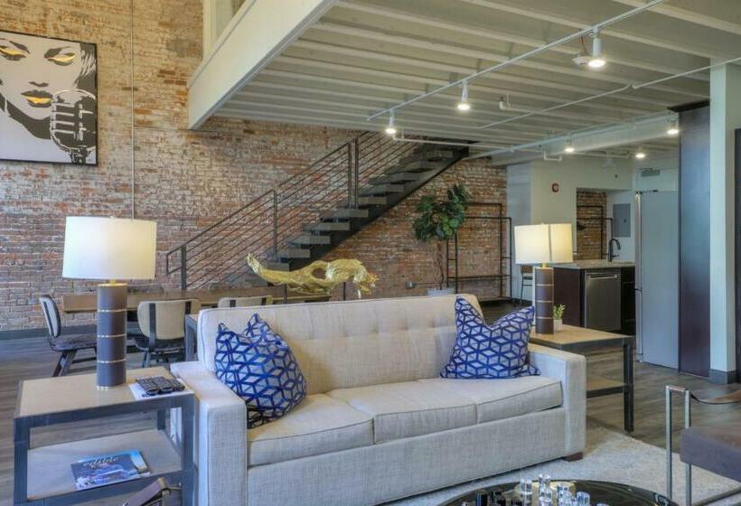 سوییت, Studio 154 Luxury