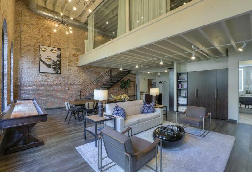 سوییت, Studio 154 Luxury