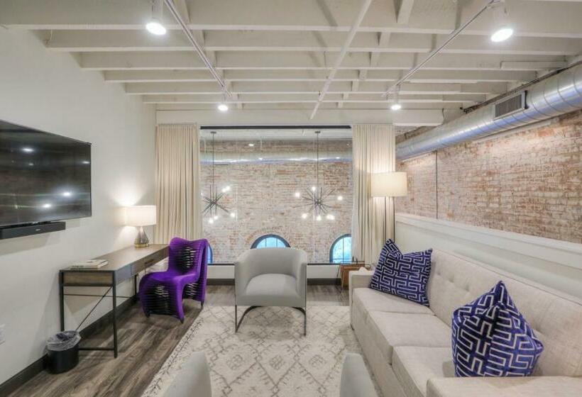 سوییت, Studio 154 Luxury