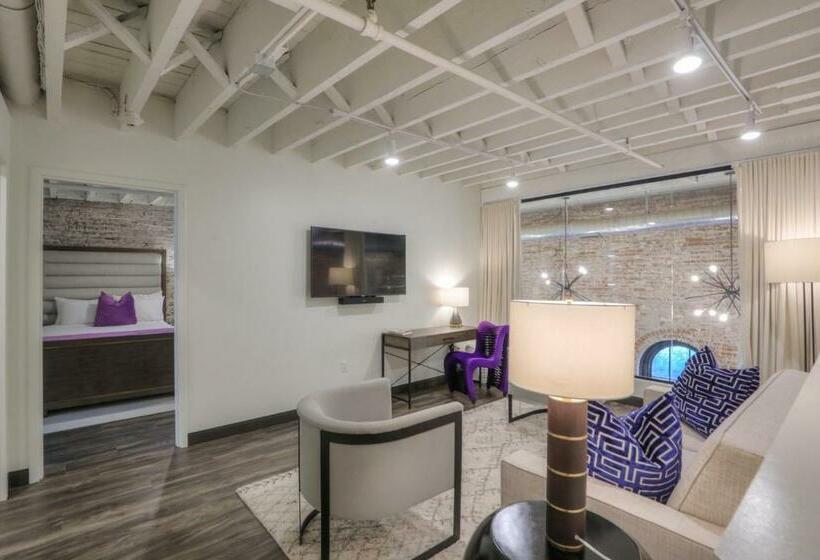 سوییت, Studio 154 Luxury