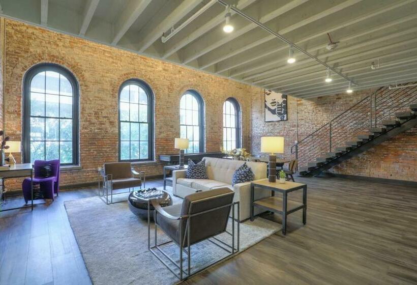 سوییت, Studio 154 Luxury