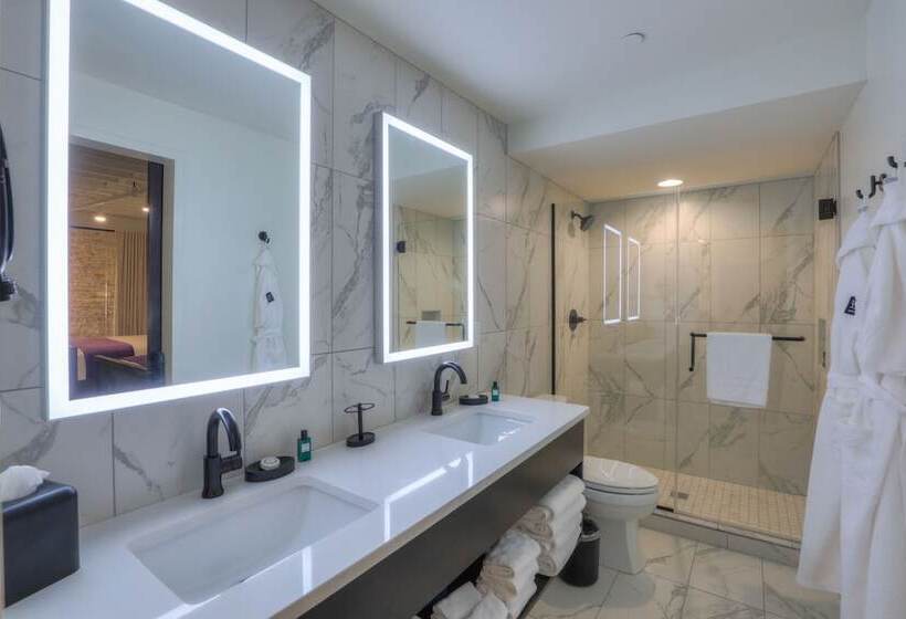 سوییت, Studio 154 Luxury