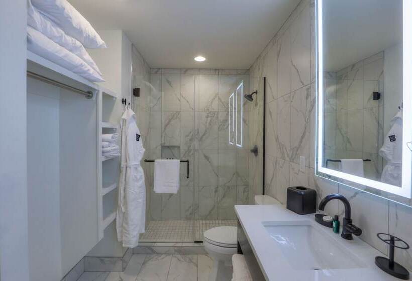 سوییت, Studio 154 Luxury