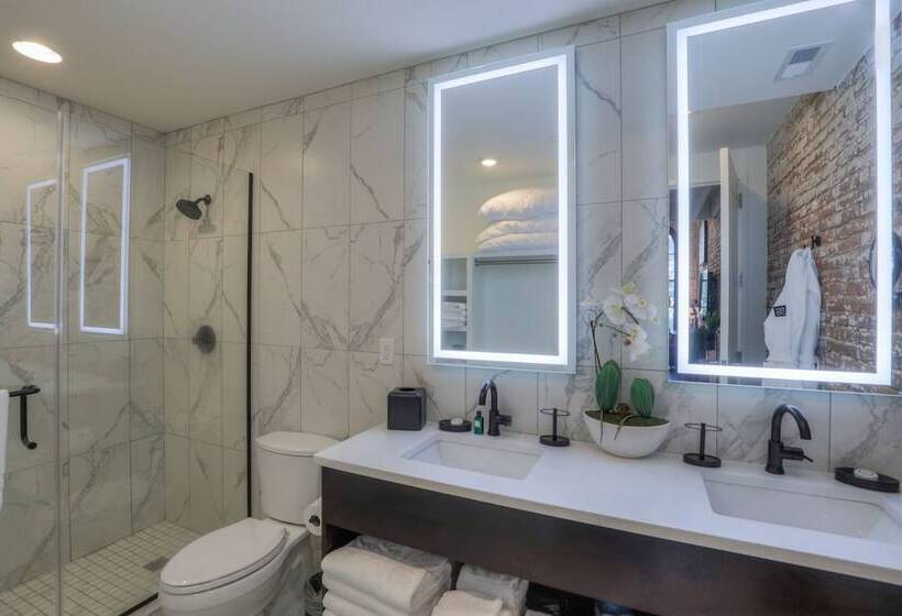 سوییت, Studio 154 Luxury