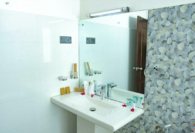 اتاق لوکس با چشم‌انداز دریا, Manara Beach