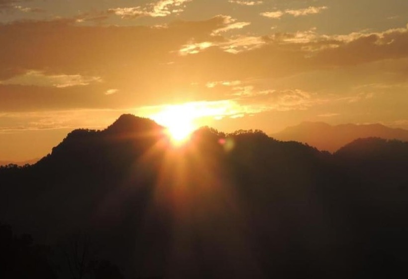 バルコニー付きデラックスルーム, Wood Stock Kasauli   Rooms & Cottages   Panoramic View & Balcony Rooms