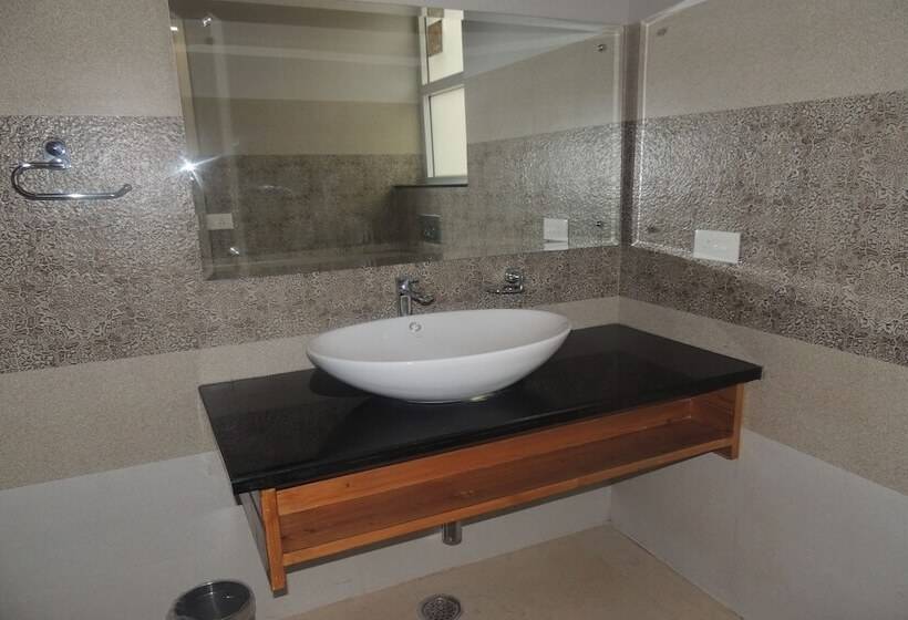 バルコニー付きデラックスルーム, Wood Stock Kasauli   Rooms & Cottages   Panoramic View & Balcony Rooms
