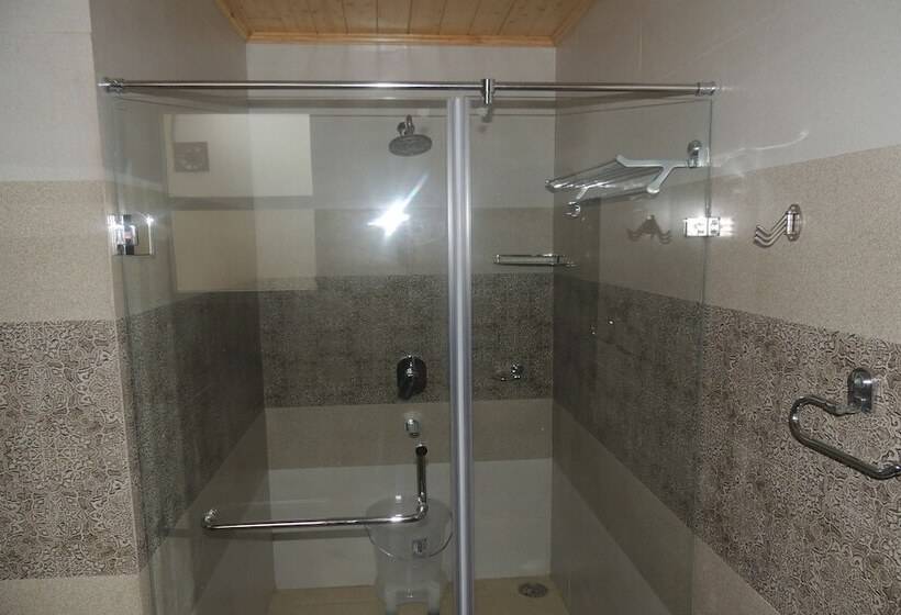 バルコニー付きデラックスルーム, Wood Stock Kasauli   Rooms & Cottages   Panoramic View & Balcony Rooms