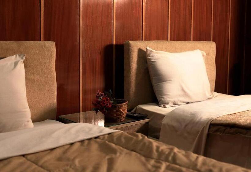 اتاق استاندارد با سرویس بهداشتی مشترک, Holy Sheet Hostel