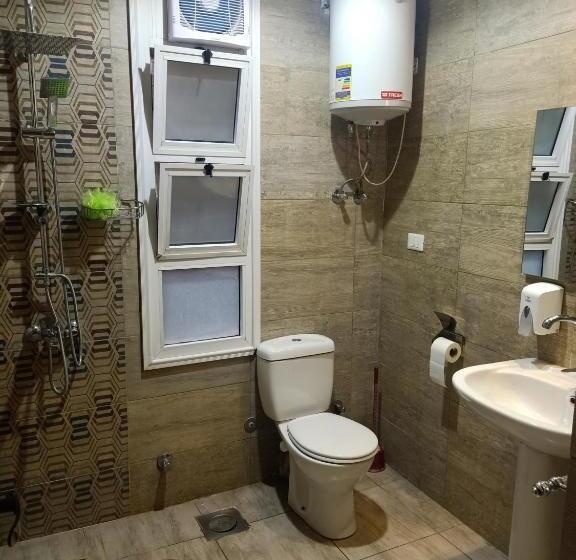 اتاق استاندارد با سرویس بهداشتی مشترک, Holy Sheet Hostel