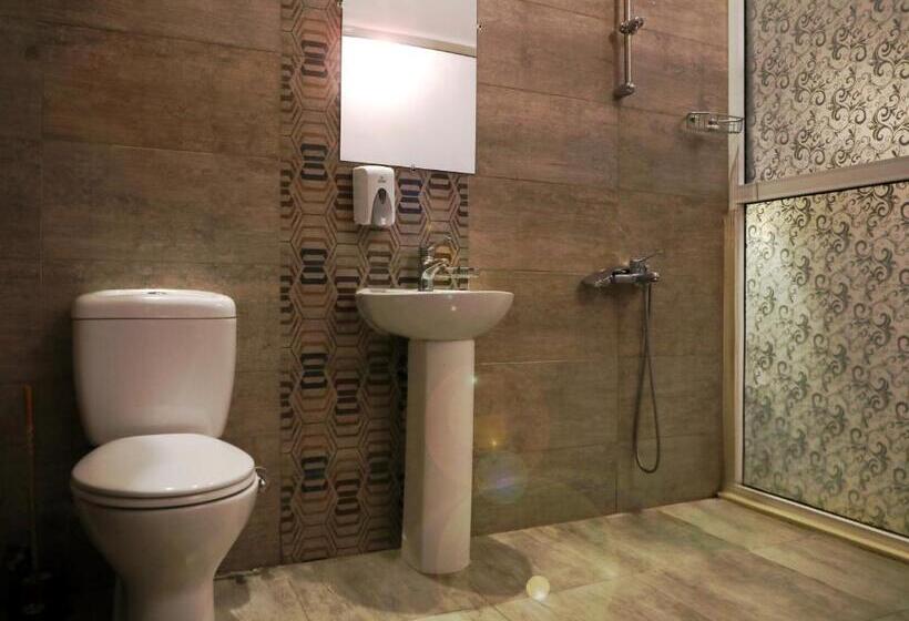 اتاق استاندارد سه نفره, Holy Sheet Hostel