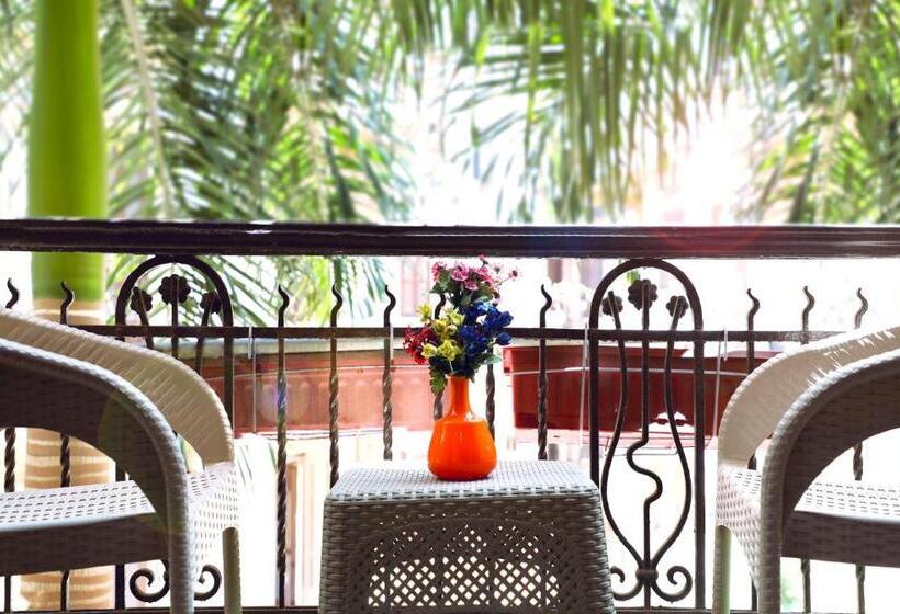 اتاق استاندارد سه نفره, Holy Sheet Hostel