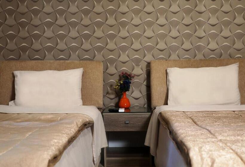 اتاق خانوادگی, Holy Sheet Hostel