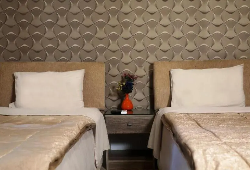 اتاق خانوادگی, Holy Sheet Hostel