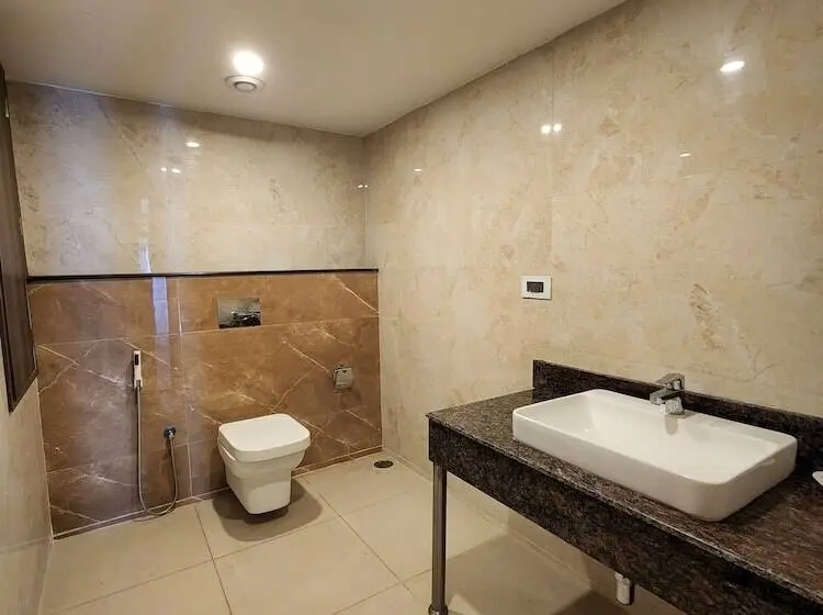Quarto deluxe, Preethi International