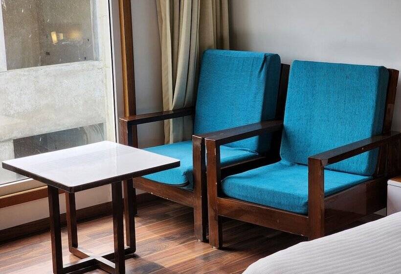 اتاق لوکس, Preethi International