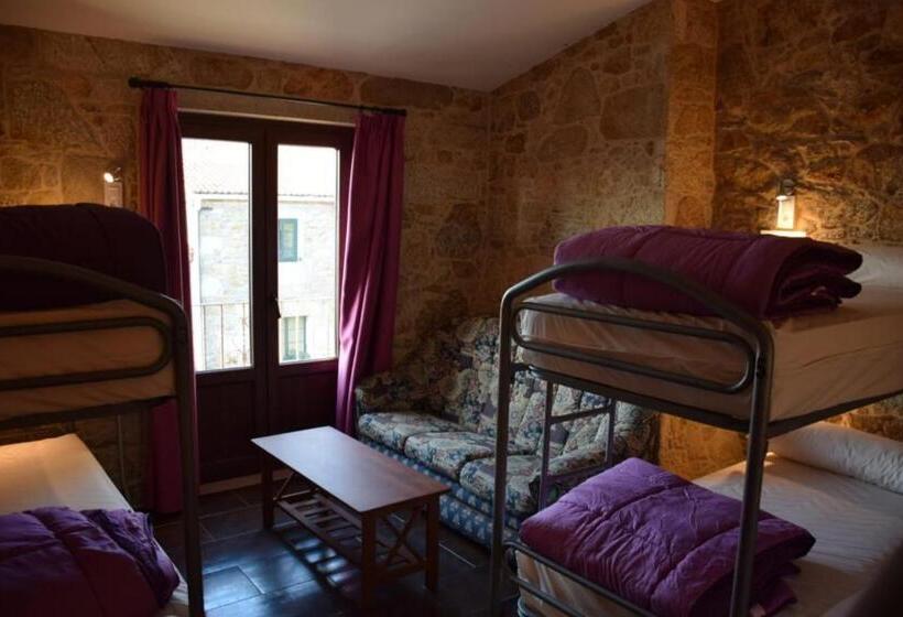 تختخواب در اتاق مشترک, O Cabanel Albergue Bar