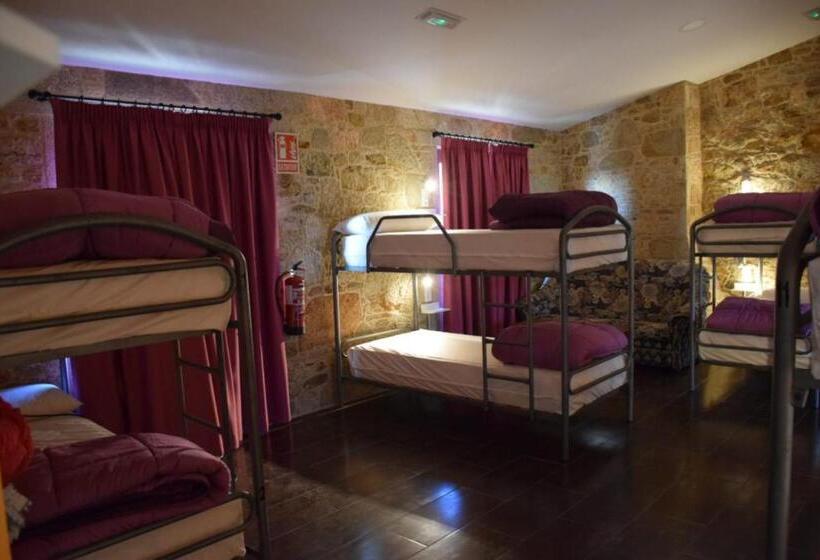 تختخواب در اتاق مشترک, O Cabanel Albergue Bar