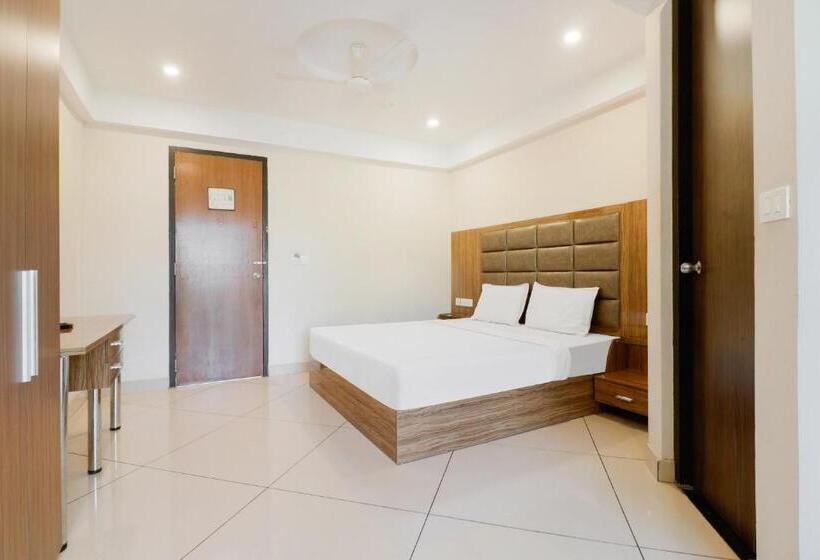 اتاق لوکس سه تخته, Collection O Edassery Resort