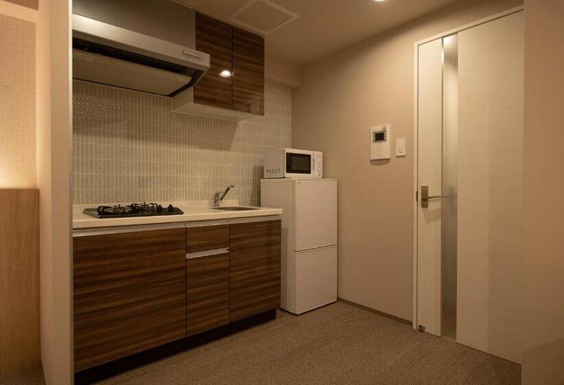 Номер Deluxe, Nico