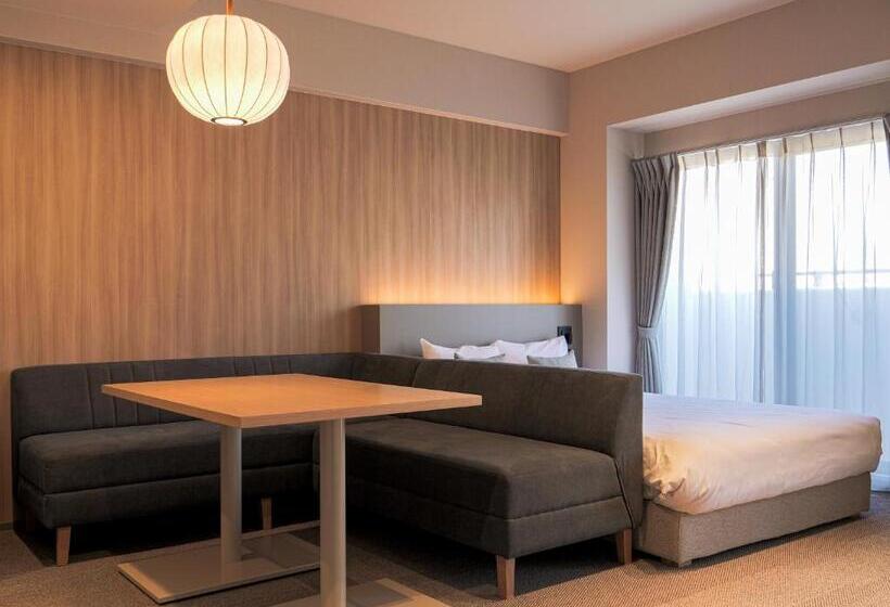 Номер Deluxe, Nico