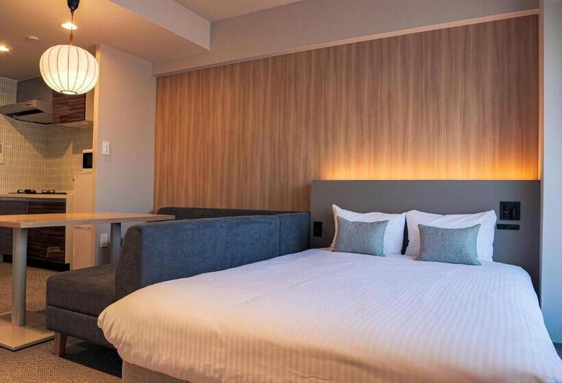 Номер Deluxe, Nico