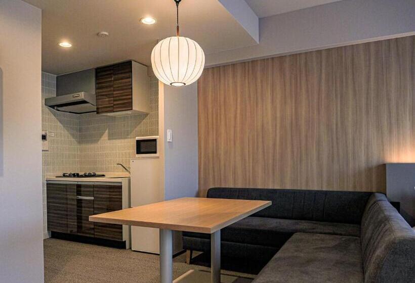 Номер Deluxe, Nico