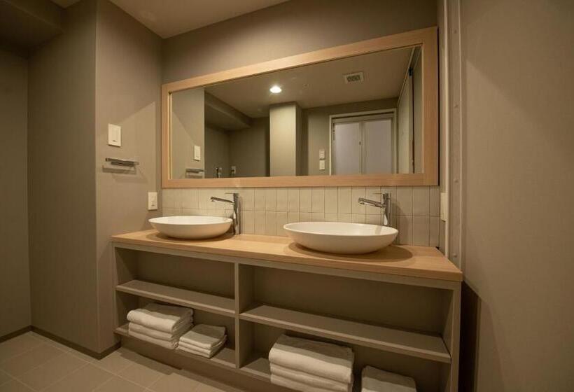 Номер Deluxe, Nico