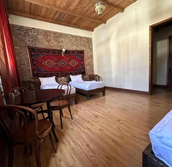 غرفة قياسية ثلاثية مزودة بشرفة, Old Sighnaghi