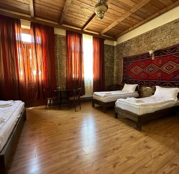 اتاق استاندارد سه تخته با بالکن, Old Sighnaghi