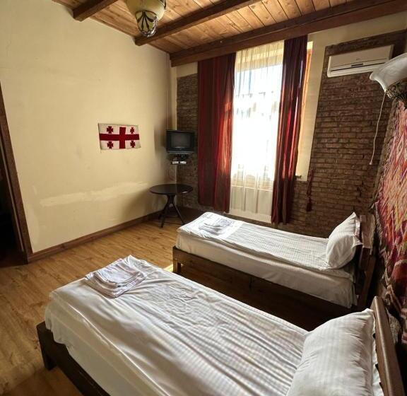 غرفة قياسية ثلاثية, Old Sighnaghi