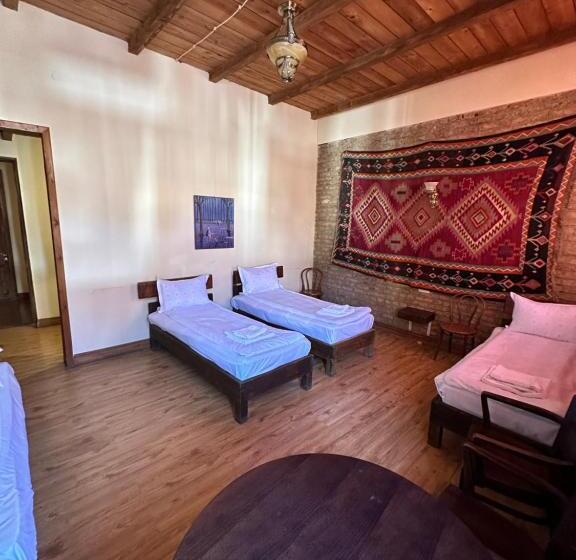 غرفة قياسية رباعية, Old Sighnaghi