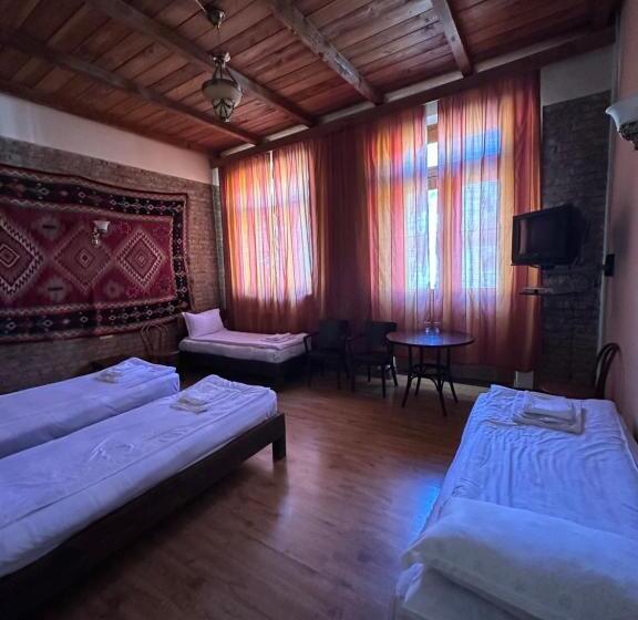 اتاق استاندارد چهار تخته, Old Sighnaghi