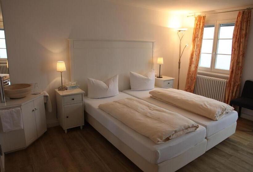 Номер Стандарт Вид на Озеро, Bacchus Wine & Bites