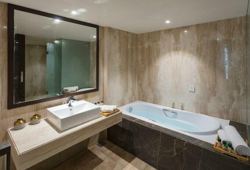 מיטת קינג בסוויטה, Binori