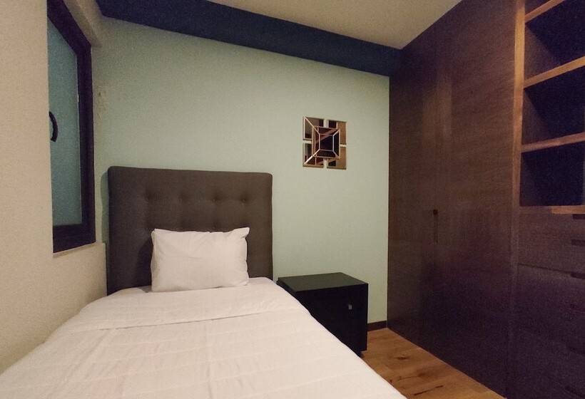 Quarto Estandar Banheiro Compartilhado, Singular Sócrates