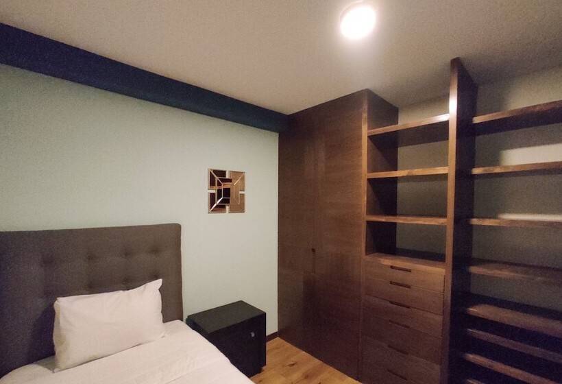 Quarto Estandar Banheiro Compartilhado, Singular Sócrates