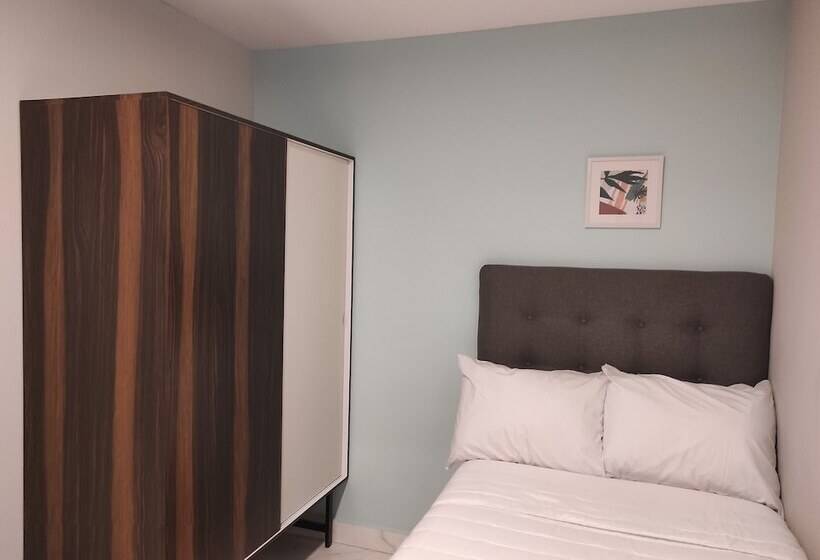 Quarto Estandar Banheiro Compartilhado, Singular Sócrates