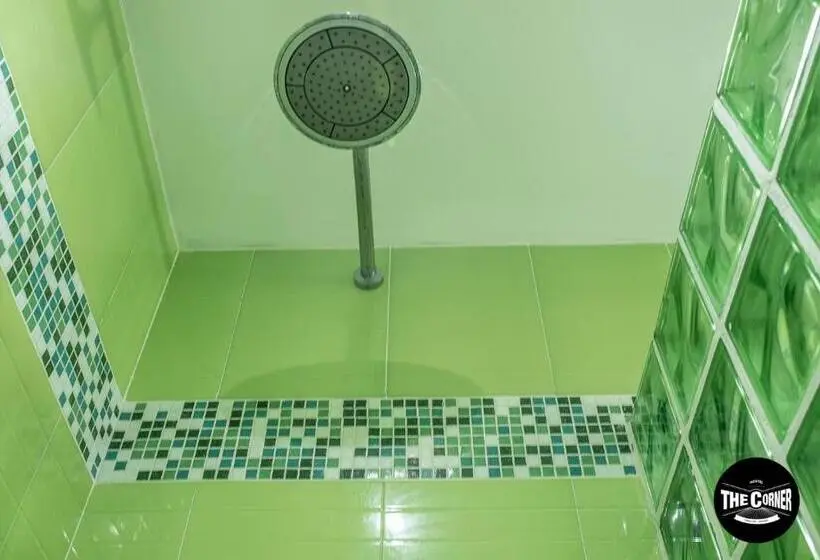 اتاق خانوادگی, The Corner Hostel