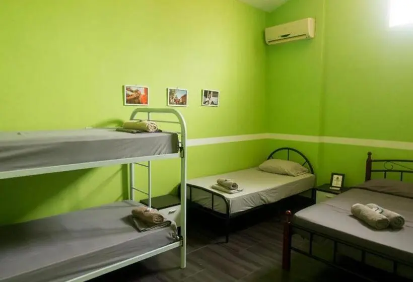 اتاق خانوادگی, The Corner Hostel