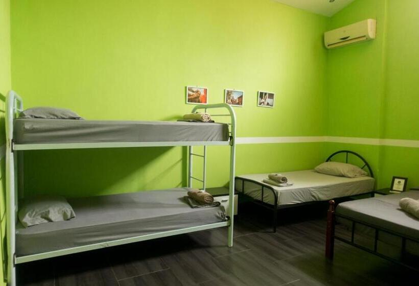 חדר משפחתי, The Corner Hostel