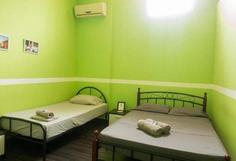 חדר משפחתי, The Corner Hostel