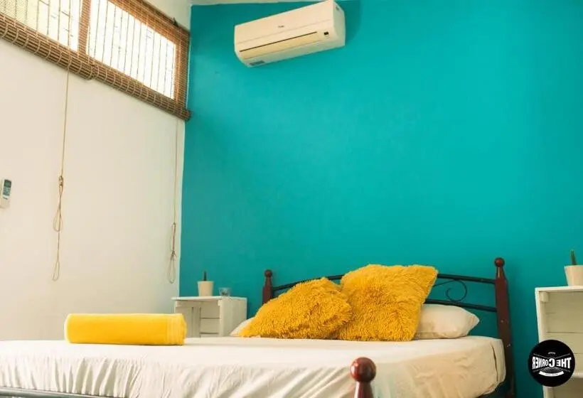 اتاق استاندارد با بالکن و چشم‌انداز دریا, The Corner Hostel