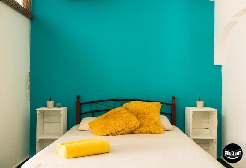 חדר סטנדרט נוף לים עם מרפסת, The Corner Hostel