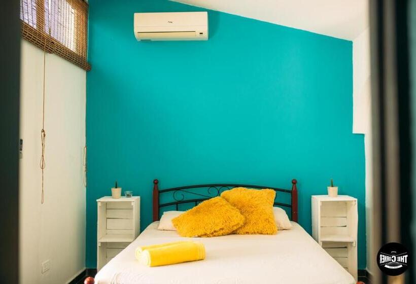 חדר סטנדרט נוף לים עם מרפסת, The Corner Hostel